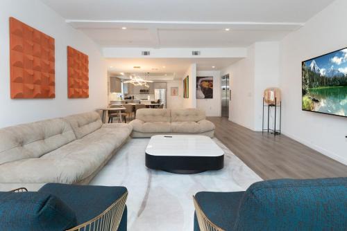 Stunning 3-BR Residence with Free Parking & Patio