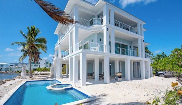 Stunning 5 Bedroom Open Water Pool Home With Great Boating