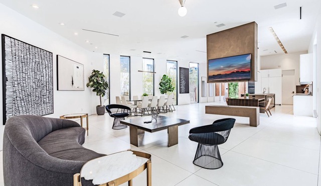 Stunning Hollywood Hills Villa Retreat -5BRM