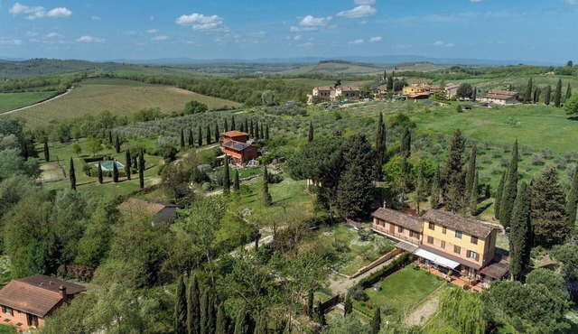 Stunning private villa for 4 people with A/C, pool, WIFI, balcony, pets allowed and panoramic view
