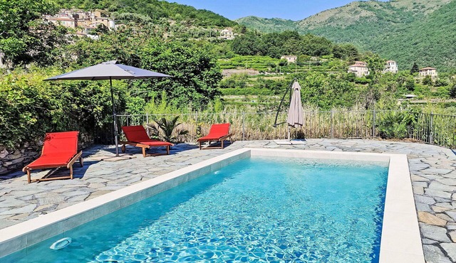Stunning private villa for 6 guests with WIFI, pool, TV, terrace and pets allowed