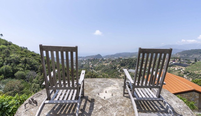 Stunning private villa for 2 people with WIFI, terrace, pets allowed, panoramic view and parking
