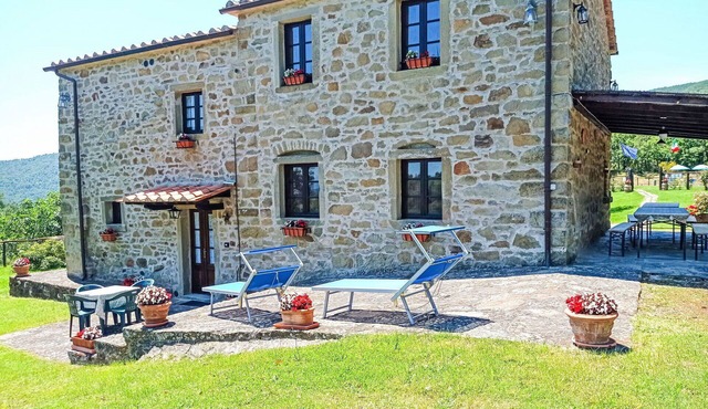 Stunning private villa for 8 guests with WIFI, private pool, patio and pets allowed