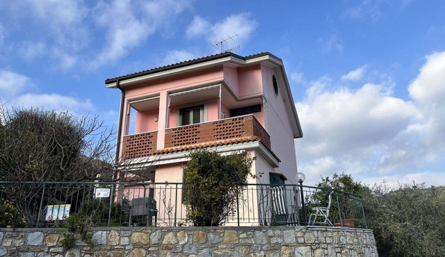 Stunning private villa for 6 guests with A/C, WIFI, TV, terrace and pets allowed