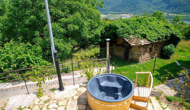 Stunning private villa for 5 guests with WIFI, hot tub, TV, patio, pets allowed and panoramic view