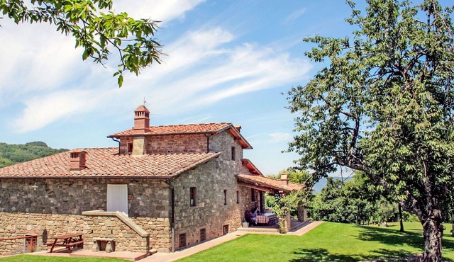 Stunning villa for 12 people with private pool, WIFI, TV, balcony, pets allowed and panoramic v.