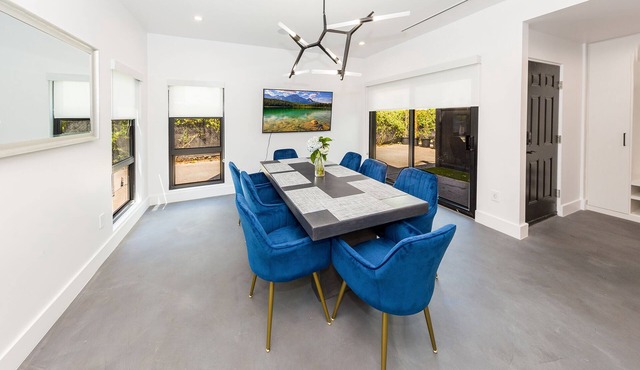 Stylish Townhouse Retreat near Beverly Hills