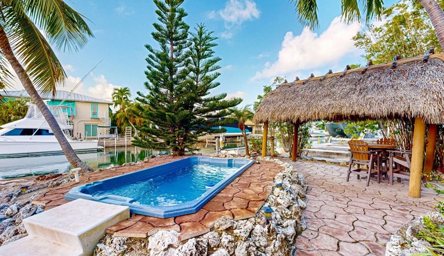 Summerland Canal-Front Escape w/Plunge Pool, Dock, Tiki Bar, WiFi & Laundry
