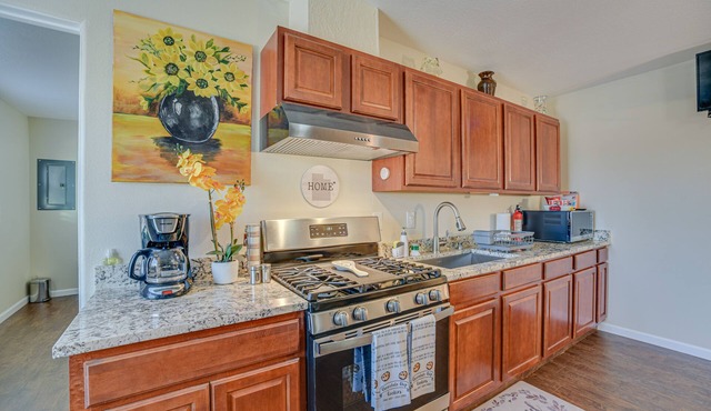 Sunlit Albuquerque Retreat: 3 Mi to Old Town!