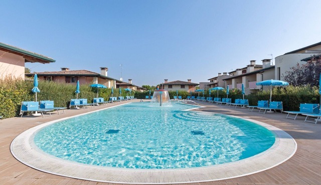 Sunny Coastal Escape in Lido
