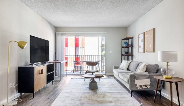 Sunny Glendale 1BR w/Gym, Pool, walkable location, by Blueground