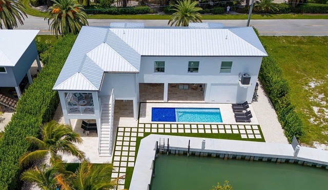 Sunshine Getaway in Kcb Luxury Pool Home, 3BR · 3BA · Heated Pool · Bikes · Foosball · Outdoor TV · Pet-Friendly