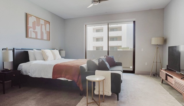Super Mid-Wilshire Studio w/Gym, Pool, Spa & Roof Lounge, by Blueground