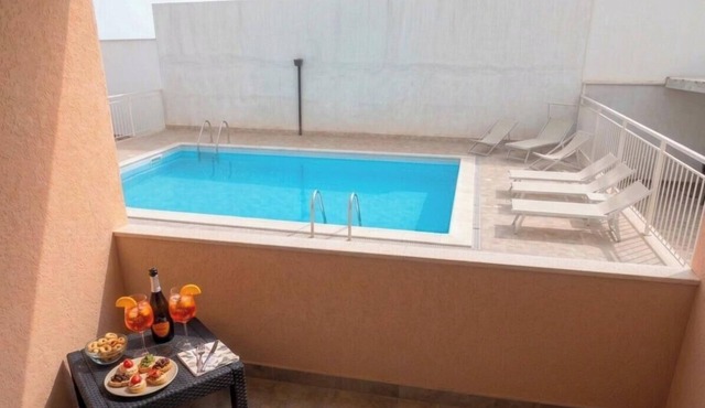 Swimming Pool + BBQ + Covered Parking Space + Metro A + Air Conditioning