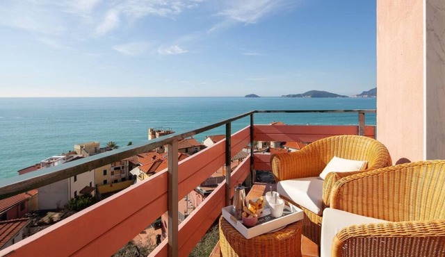 THE AMAZING VIEW, THE SOUND OF THE SEA