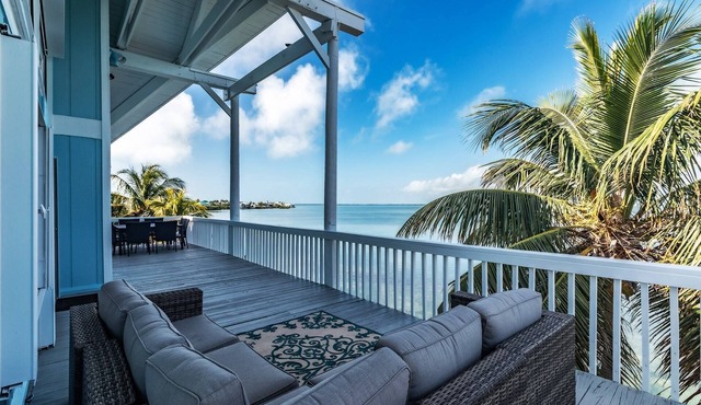 The Blue Pearl: Spacious Open Water Retreat, Stunning Sunsets, Boat Bar, Room for Everyone & Fido!