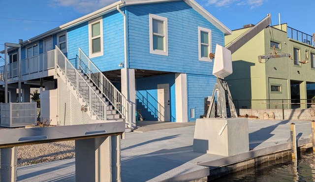 The Friendly Pelican 2-BDR 2-BATH on a canal w/AC in Big Pine Key