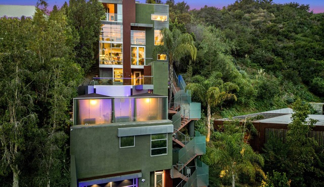 The Gallery by AvantStay | Luxe Hollywood Artist’s Home + Pool, Private Elevator