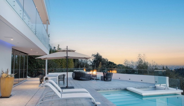 THE MULLHOLAND HIDEAWAY