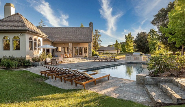 The Oaktree Estate by Fieldtrip - 7 Acre Private Resort with Lake, Pool & Vineyard