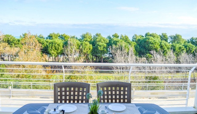 The recently-built Résidence Cerrano Park comprises two buildings with 12 three-room apartments, and offers guests the unique opportunity to enjoy breakfast or lunch with a breathtaking view of the surrounding countryside.