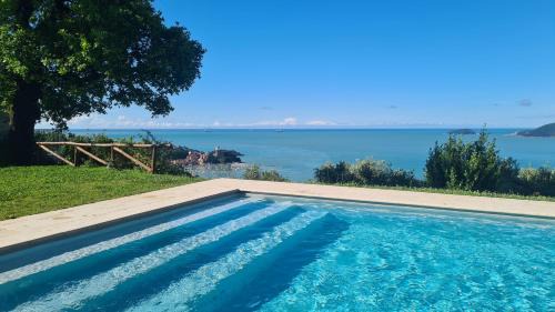 "The Ulivi" inside Le Agavi Private Park, shared Pool and Tennis 200m far, Sea View Apartment 2 AC BDR, 2BTH, parking next home and private garage in Lerici! Cooking Lesson and Wine Tasting