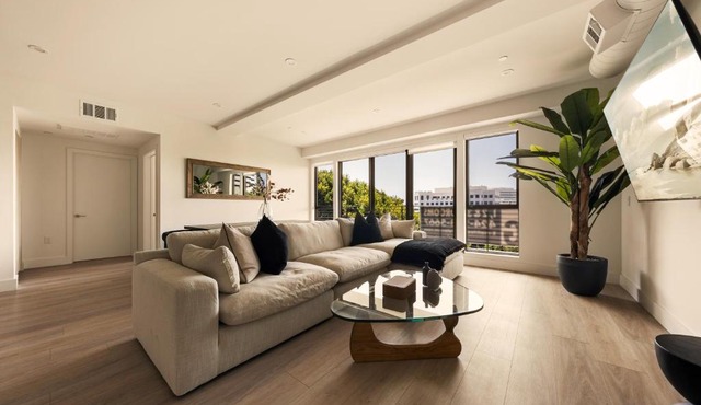 The Velvet Coast - Grand 3BR Artistic Haven