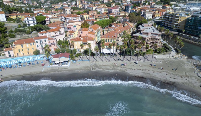 Three-room apartment 50m from the sea