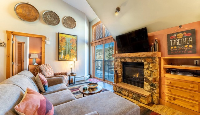 Top Floor River Run Condo w/Private Balcony Overlooking Shared Amenities!