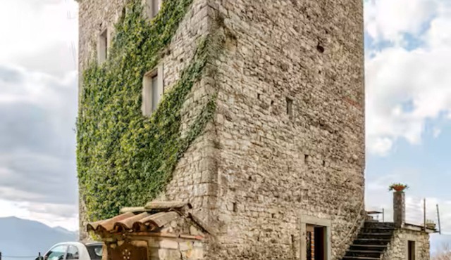 Toscana segreta: casatorre medievale in un borgo storico