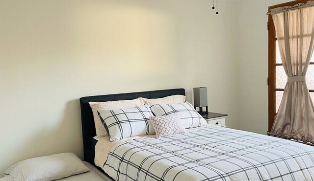 Tranquil Retro Hollywood One Bedroom with Parking