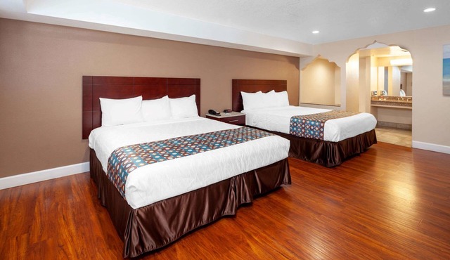 Travelodge by Wyndham Harbor City