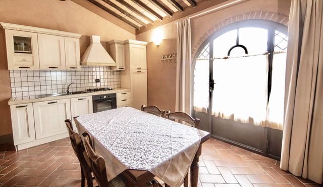 Trilocale 6 posti letto di mq 55, sono arredati in stile rustico ma elegante e sono disposti su due livelli.A piano terra angolo cottura attrezzato di stoviglie, forno, frigorifero con congelatore, Tv Sat, soggiorno con divano letto matrimoniale e camera