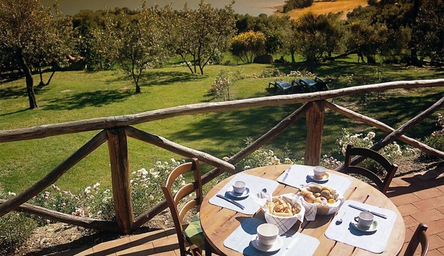 Tuscan getaway: pool, lake view & warm family hospitality in organic farmhouse