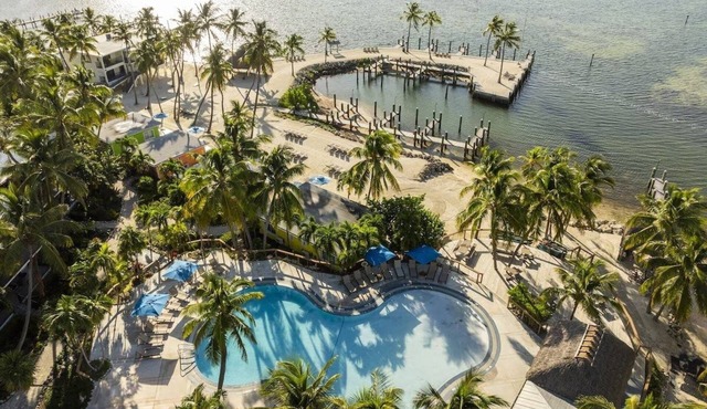 Two Bedroom Ocean Front Suite w/Kitchenette, Pool, Free Parking & Pet Friendly