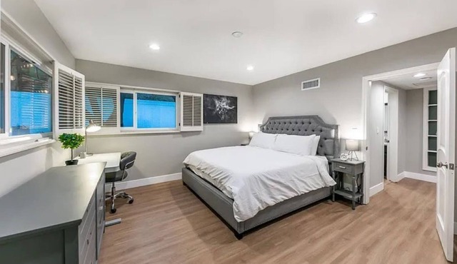Unique 5BR - Hot Tub and Home theater in Best loc!