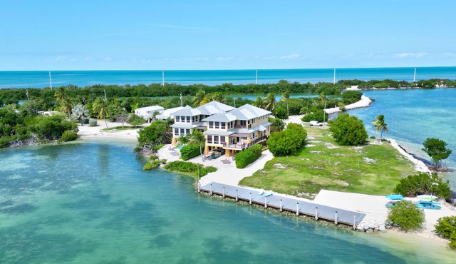✦Unwind on your Oceanedge villa on Seapalm island✦