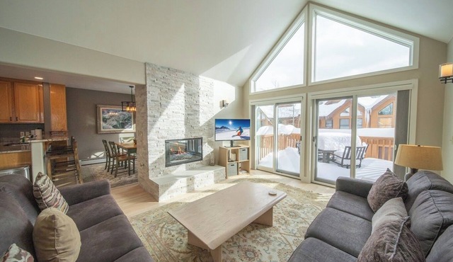 Updated Townhome | Deck w/Mountain Views, Hot Tub