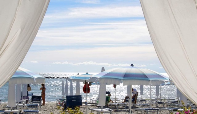 Vacation home front and sea view with beach service and covered parking.