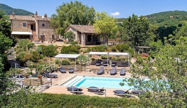 Villa Cenobio E: A characteristic and welcoming apartment that is part of an ancient country house made of stone, with Free WI-FI.