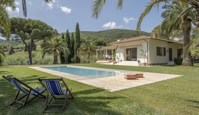 Villa Elle with private pool surrounded by greenery in Lacona