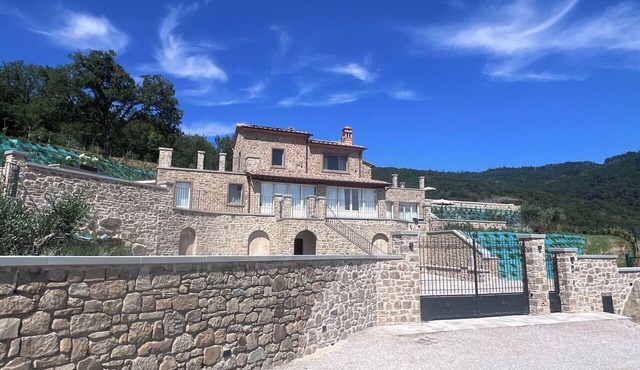 Villa in Cortona with 4 bedrooms sleeps 8