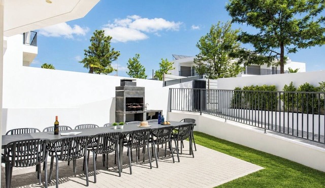 Villa Lilas: 8 Bed Central Albufeira Pool Villa