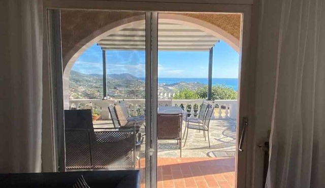 Villa with air conditioning, pool and terrace with sea view