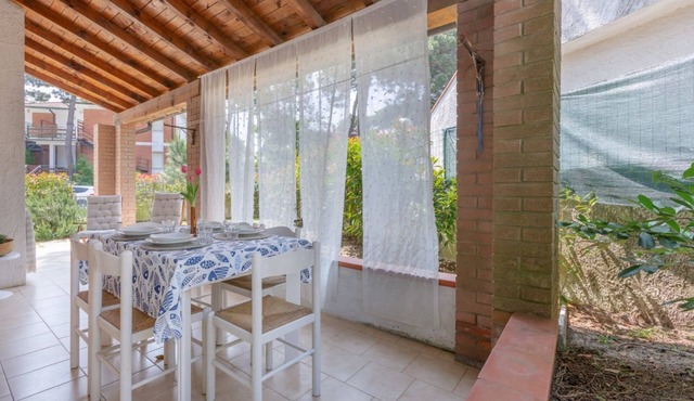 Villa with garden on two levels (ground floor and first floor) with internal stairs.In 70 square meters of space, it comfortably accommodates 6 people with two bedrooms (one with a double bedroom, one with two single beds) and a double sofa bed in the li
