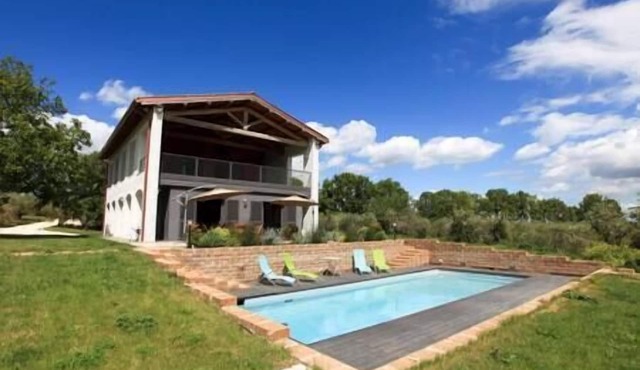 Villa with saltwater pool with olives & hazelnuts