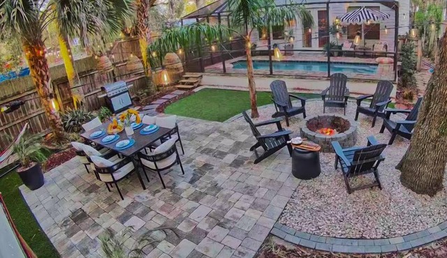 Walk to historic DOWNTOWN , Heated Pool, backyard Dining, grill, fire pit,Dog Ok