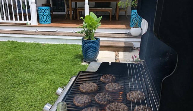 Walk to SoFi l Free Parking l Backyard BBQ Oasis