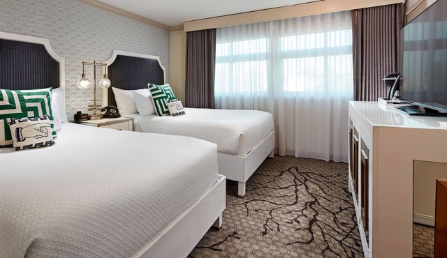 Warm LA Retreat in Our Cozy Room Close to Rodeo Drive