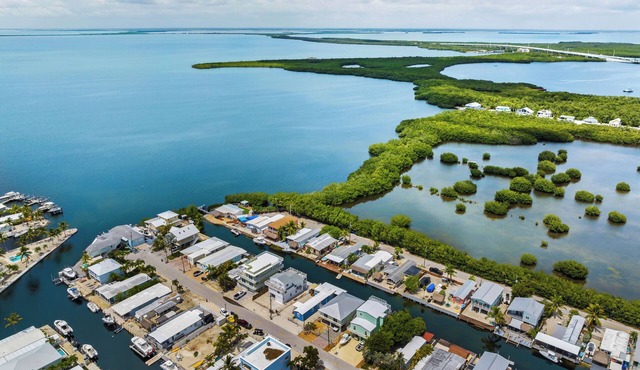 Water front 2-bedroom home in Key Largo with AC, WiFi